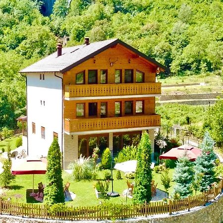 Vila Alexander B&B ヴァルボナ エクステリア 写真